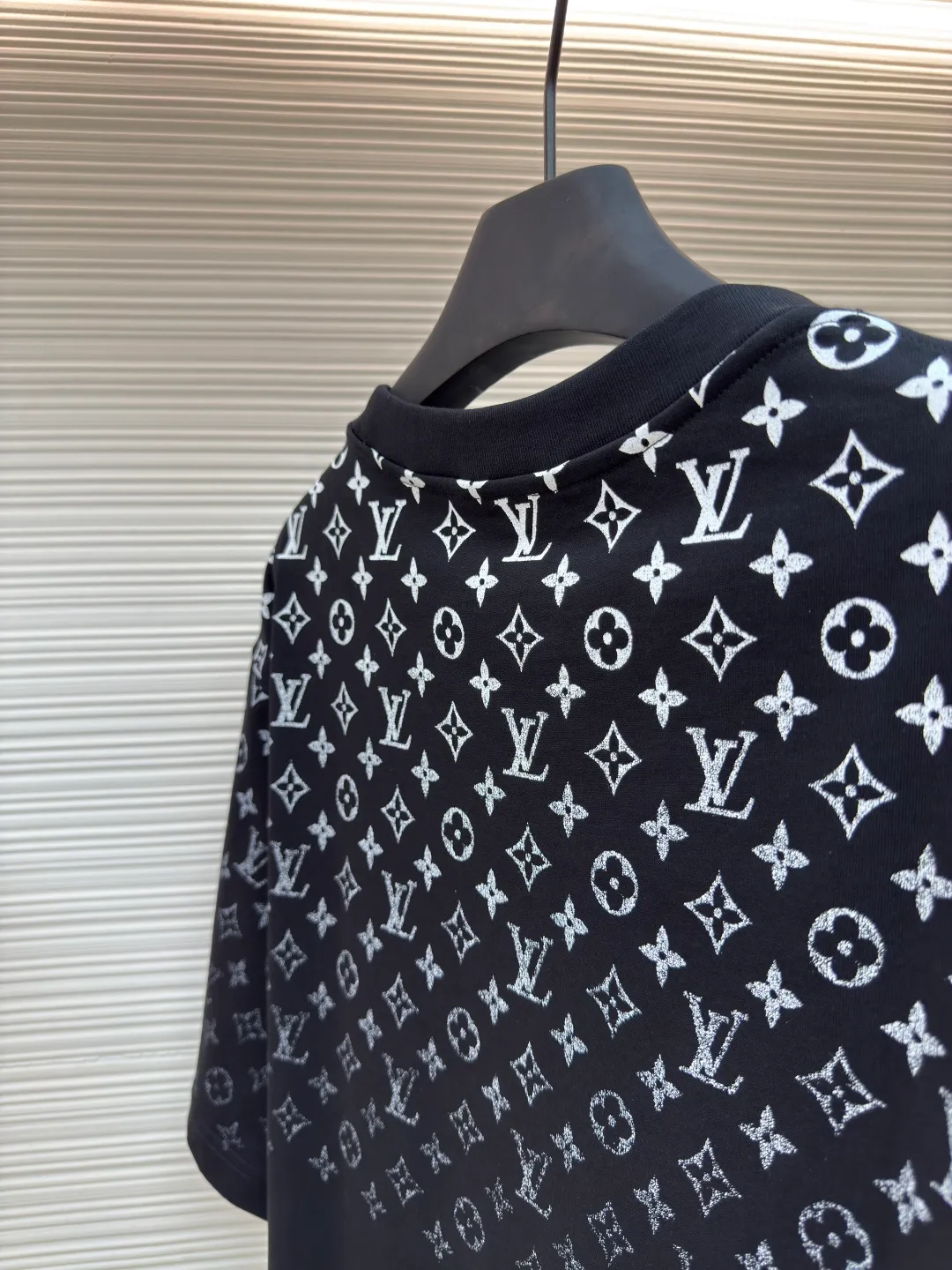 LOUIS VUITTON Gradient presbyopic T-shirt ●Authentic product: Purchased and developed by 8450 ●Item number: 1680207-A10 ●Fabric: refined sulfur cotton fabric ●Technology: printing production ●Version: fitted version ●Weight: about 305 grams ●Size: XS-S-M-L ●Description: The fabric is made of 32s double-ply combed cotton compact siro-spun yarn, matched with 1*1 flat knitted cotton thread. The entire garment's front and rear panels, left and right sleeves, are printed with Kornit white ink digital direct injection. The first draft is made based on the Y-plate scanned pattern, and the clarity of the first draft is corrected by hand to ensure that the printed flower pieces have a gradient and orderly visual effect. The overall wiring is straight and delicate, the fabric is comfortable and soft, and the color is consistent without color difference. It can be matched with the same style to create a fashionable look and control various occasions. Customized accessories, complete with three standards, same style for men and women!